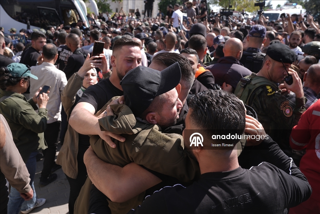 وصول أسرى فلسطينيين من سجن "عوفر" الإسرائيلي إلى رام الله