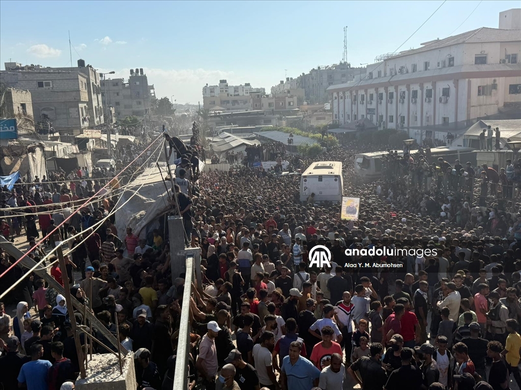 وصول دفعة أولى من الأسرى الفلسطينيين المُفرج عنهم من سجون إسرائيل إلى مجمع ناصر الطبي جنوبي قطاع غزة