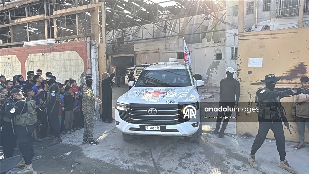Hamas Gazze'deki İsrailli esirleri Kızılhaç heyetine teslim etmeye başladı