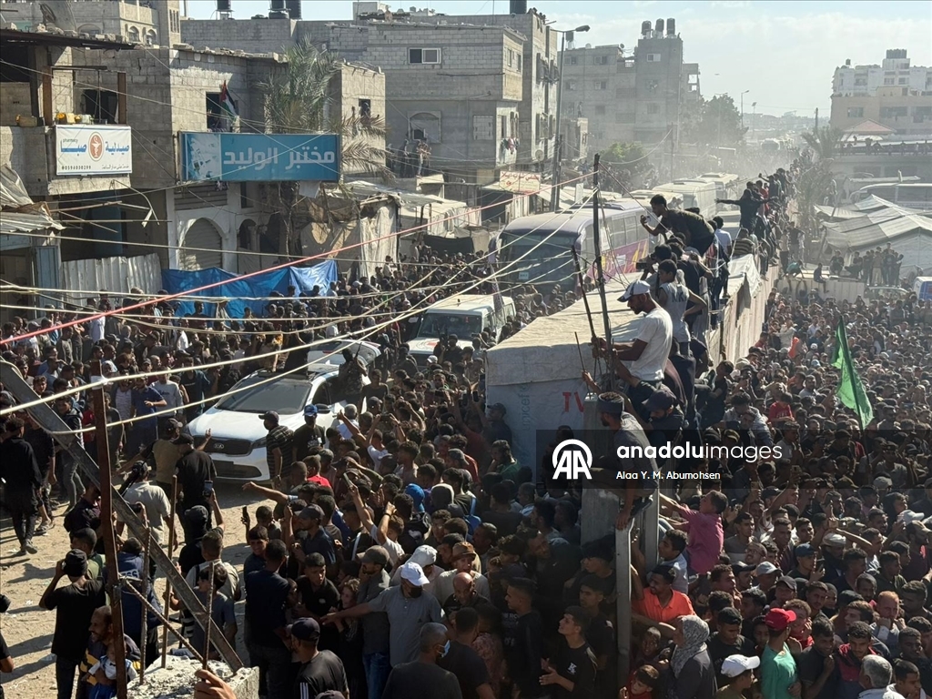 وصول دفعة أولى من الأسرى الفلسطينيين المُفرج عنهم من سجون إسرائيل إلى مجمع ناصر الطبي جنوبي قطاع غزة
