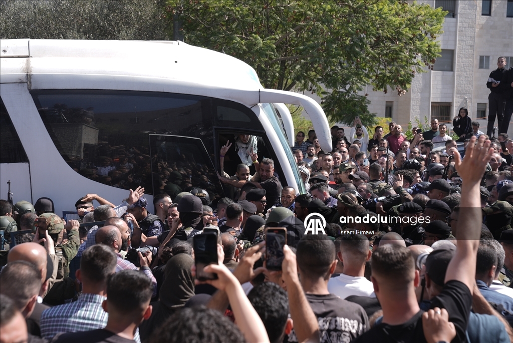 وصول أسرى فلسطينيين من سجن "عوفر" الإسرائيلي إلى رام الله