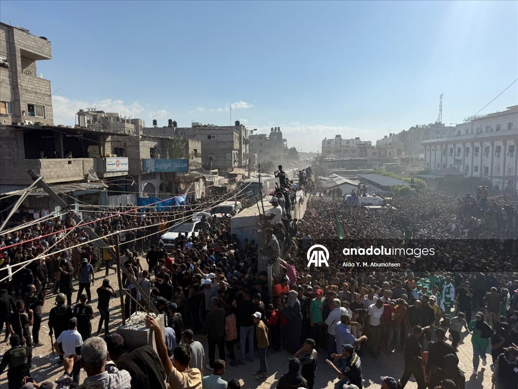 وصول دفعة أولى من الأسرى الفلسطينيين المُفرج عنهم من سجون إسرائيل إلى مجمع ناصر الطبي جنوبي قطاع غزة