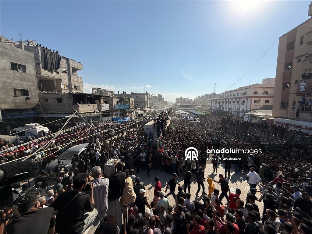 وصول دفعة أولى من الأسرى الفلسطينيين المُفرج عنهم من سجون إسرائيل إلى مجمع ناصر الطبي جنوبي قطاع غزة