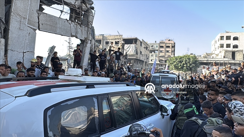 Hamas Gazze'deki İsrailli esirleri Kızılhaç heyetine teslim etmeye başladı