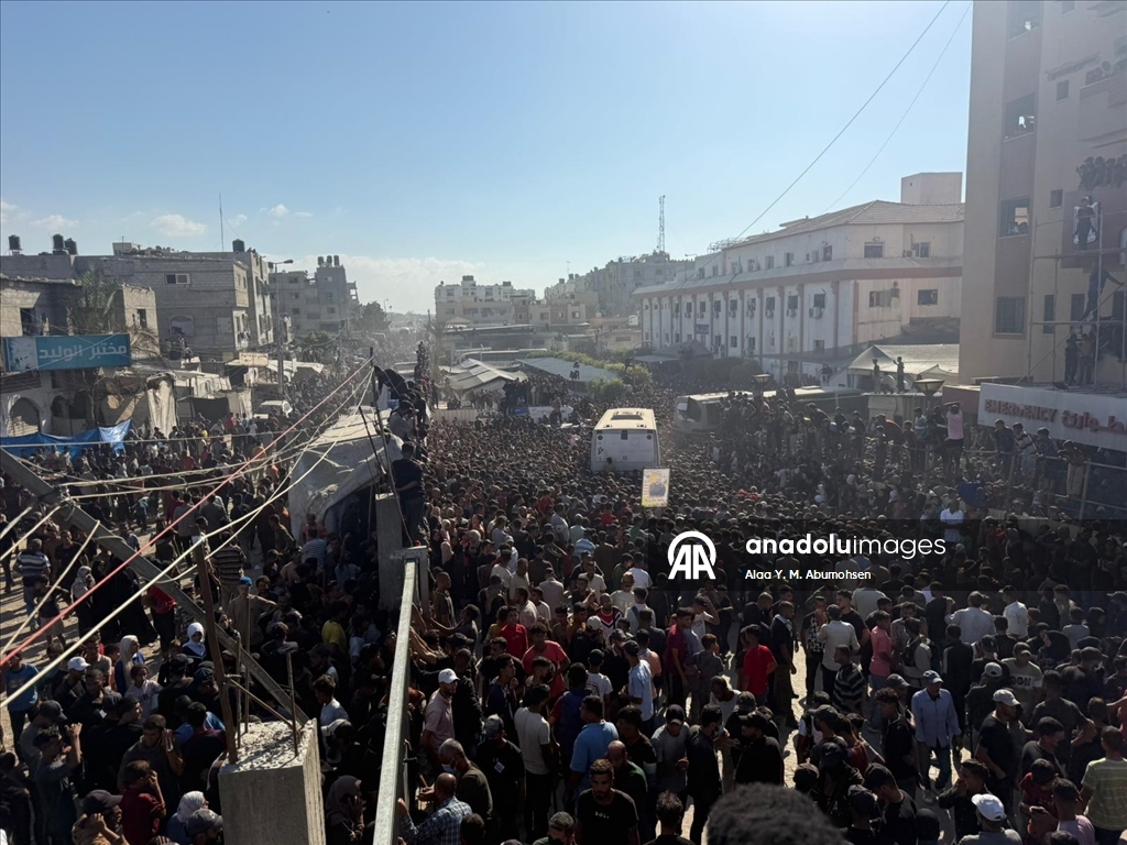 وصول دفعة أولى من الأسرى الفلسطينيين المُفرج عنهم من سجون إسرائيل إلى مجمع ناصر الطبي جنوبي قطاع غزة