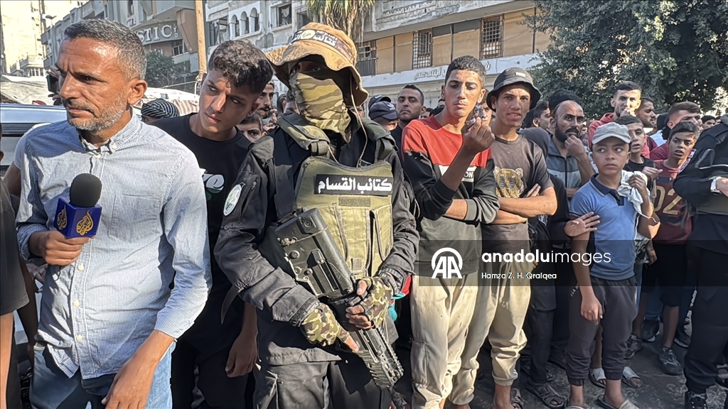 Hamas Gazze'deki İsrailli esirleri Kızılhaç heyetine teslim etmeye başladı