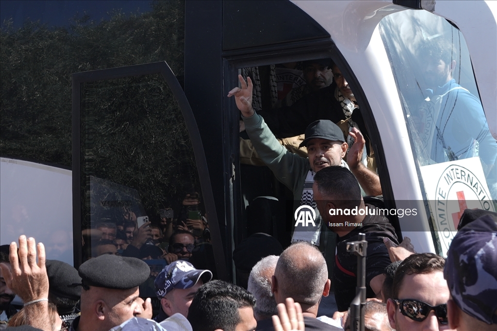 وصول أسرى فلسطينيين من سجن "عوفر" الإسرائيلي إلى رام الله