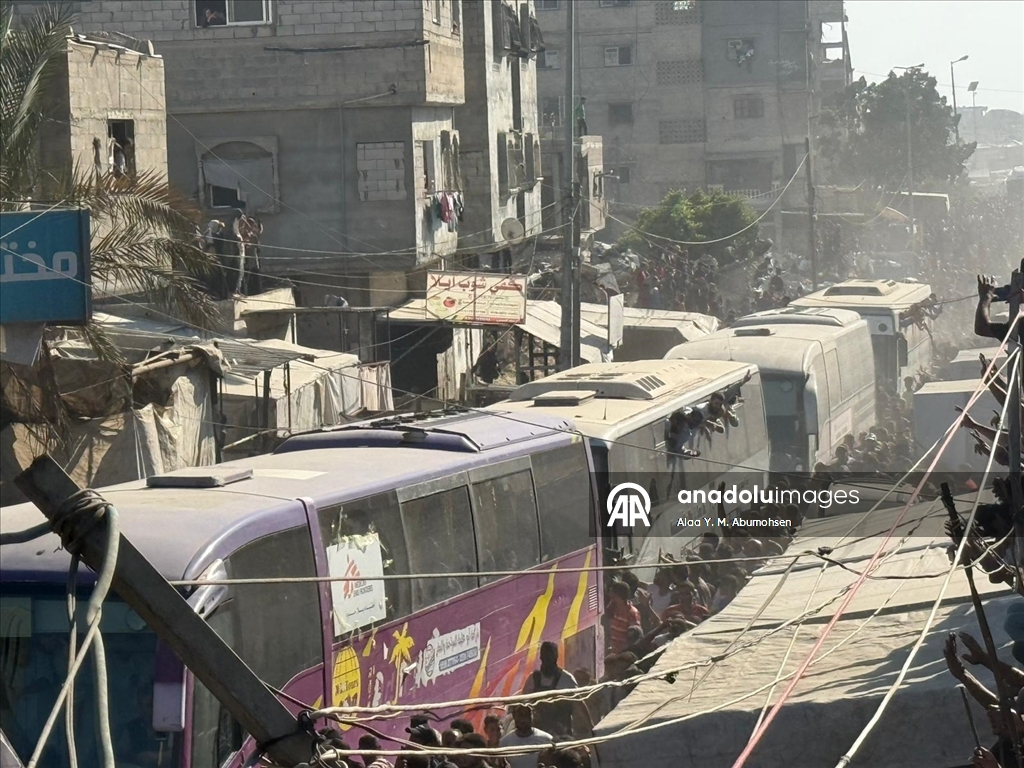 وصول دفعة أولى من الأسرى الفلسطينيين المُفرج عنهم من سجون إسرائيل إلى مجمع ناصر الطبي جنوبي قطاع غزة