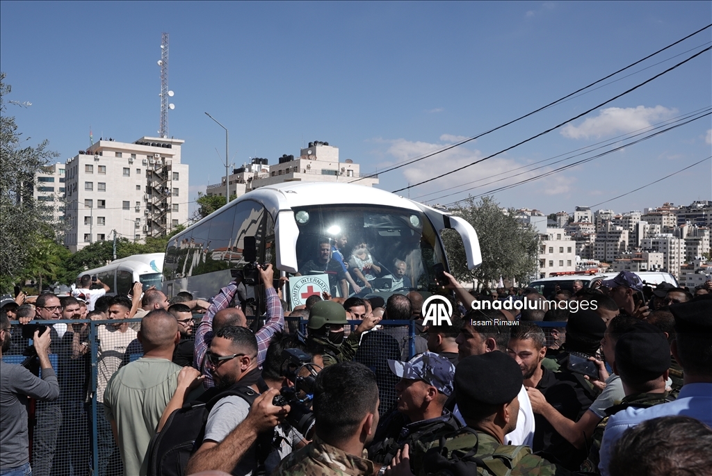 وصول أسرى فلسطينيين من سجن "عوفر" الإسرائيلي إلى رام الله