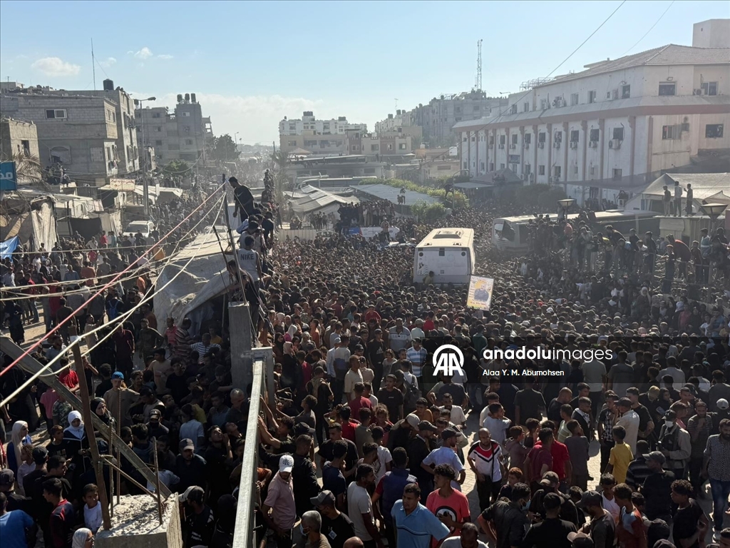 وصول دفعة أولى من الأسرى الفلسطينيين المُفرج عنهم من سجون إسرائيل إلى مجمع ناصر الطبي جنوبي قطاع غزة