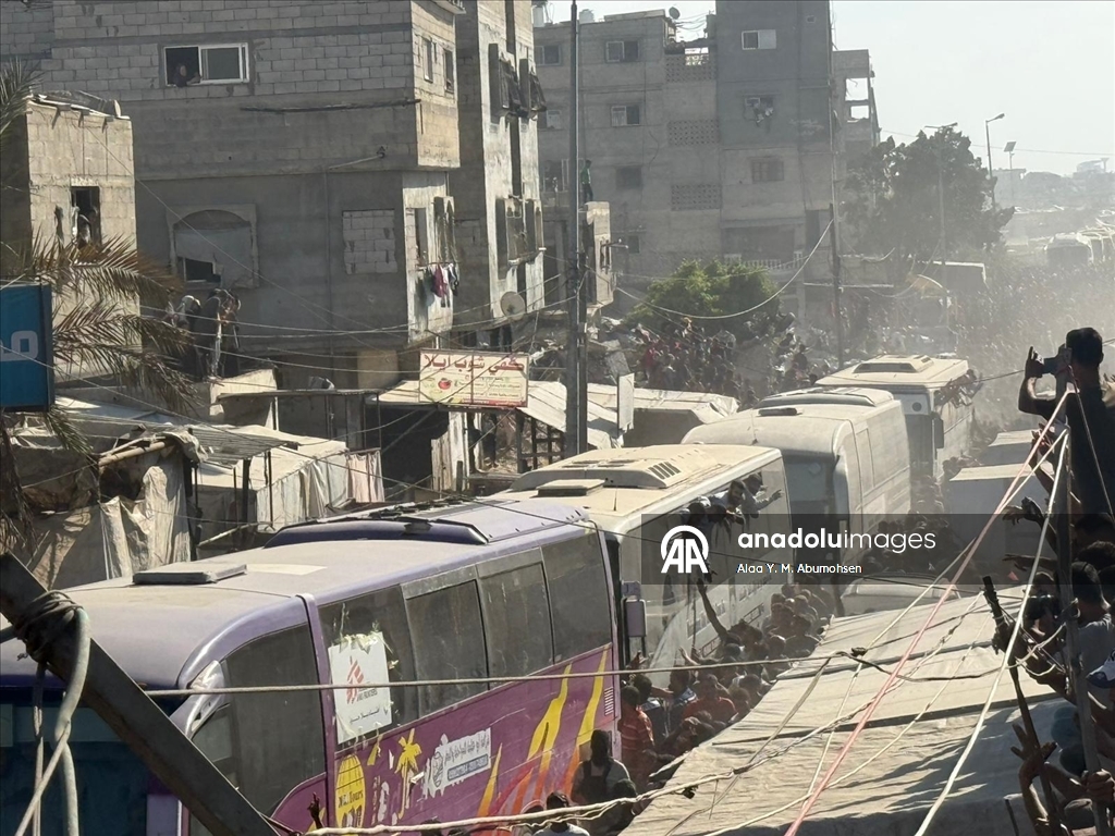 وصول دفعة أولى من الأسرى الفلسطينيين المُفرج عنهم من سجون إسرائيل إلى مجمع ناصر الطبي جنوبي قطاع غزة