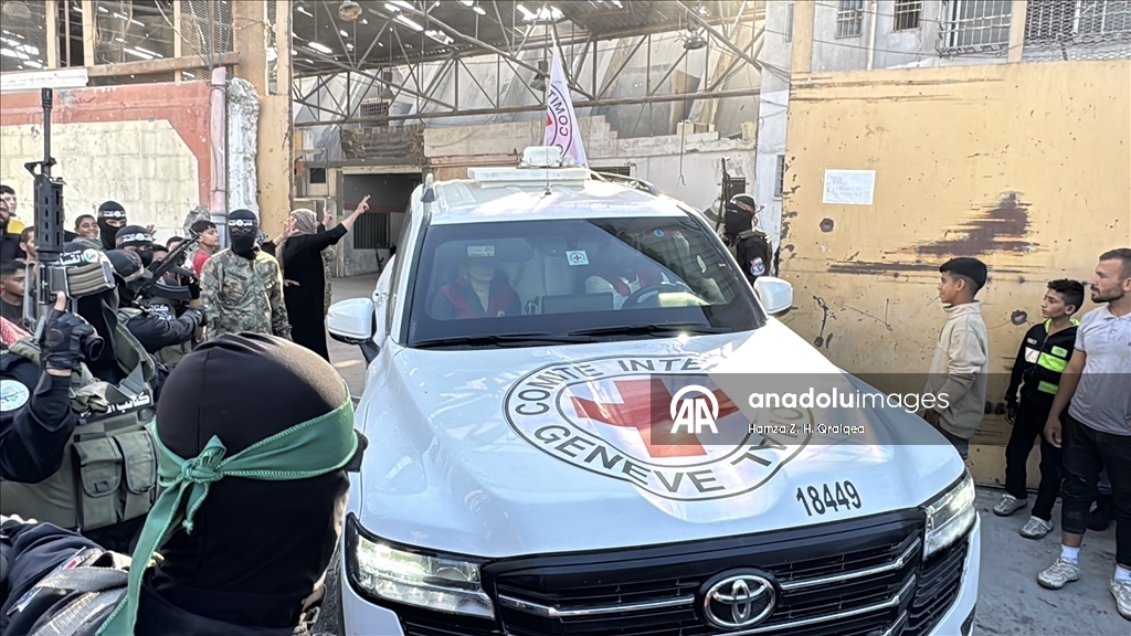 Hamas Gazze'deki İsrailli esirleri Kızılhaç heyetine teslim etmeye başladı