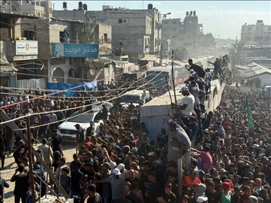 وصول دفعة أولى من الأسرى الفلسطينيين المُفرج عنهم من سجون إسرائيل إلى مجمع ناصر الطبي جنوبي قطاع غزة