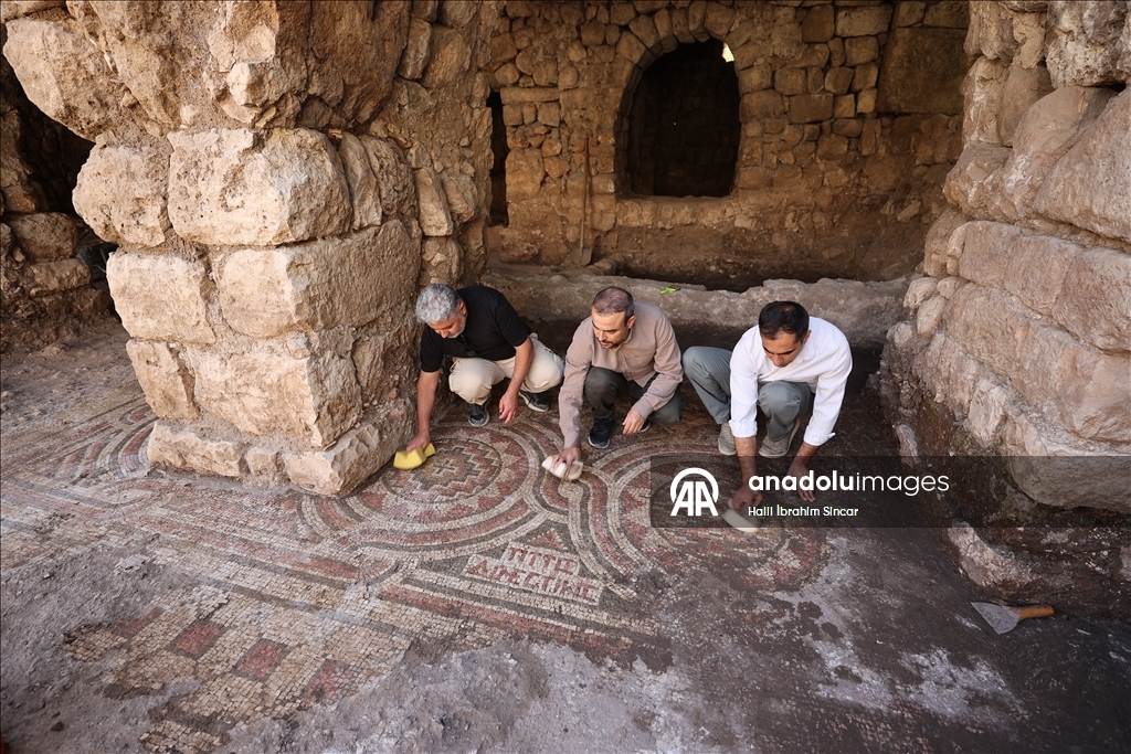 Mardin'de tarihi değirmen temizlenirken yaklaşık 1500 yıllık mozaik bulundu
