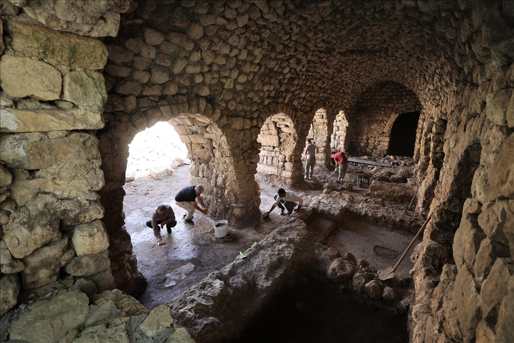 Mardin'de tarihi değirmen temizlenirken yaklaşık 1500 yıllık mozaik bulundu