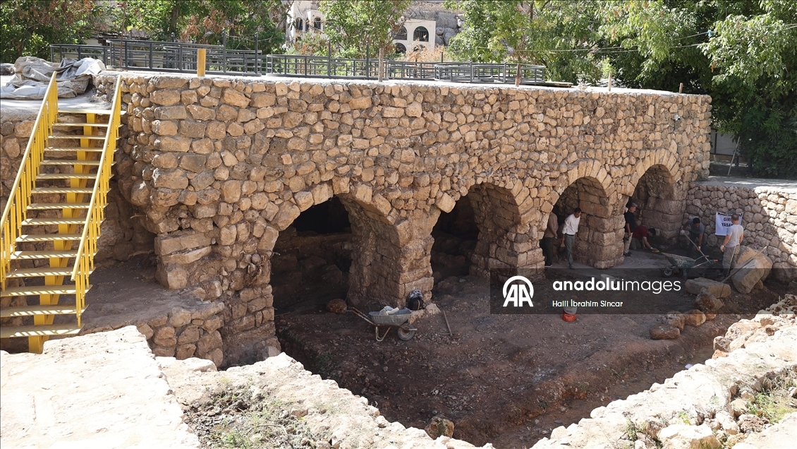 Mardin'de tarihi değirmen temizlenirken yaklaşık 1500 yıllık mozaik bulundu