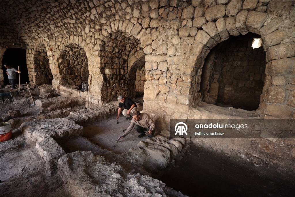 Mardin'de tarihi değirmen temizlenirken yaklaşık 1500 yıllık mozaik bulundu