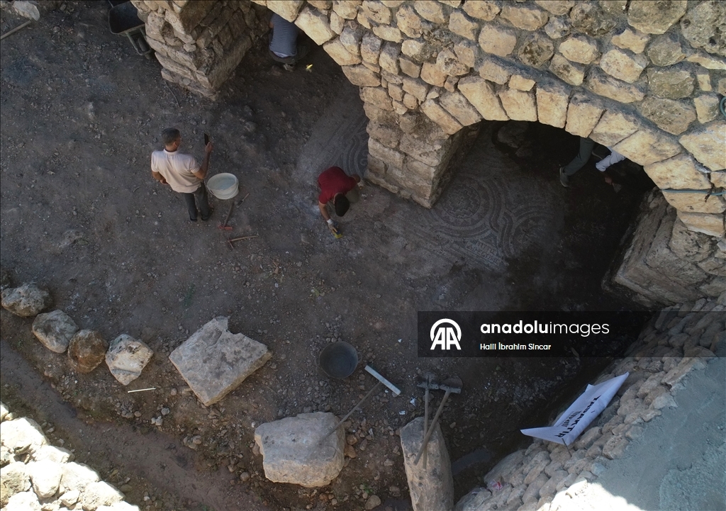 Mardin'de tarihi değirmen temizlenirken yaklaşık 1500 yıllık mozaik bulundu
