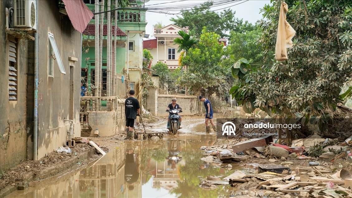 Post-flood cleanup efforts continue in Vietnam's Thai Nguyen
