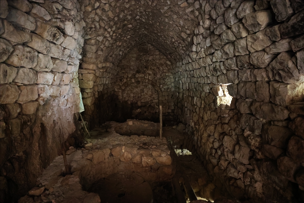 Mardin'de tarihi değirmen temizlenirken yaklaşık 1500 yıllık mozaik bulundu