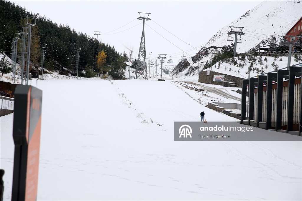 Erzurum'a ekim ayı ortasında yağan kar turizmcileri umutlandırdı