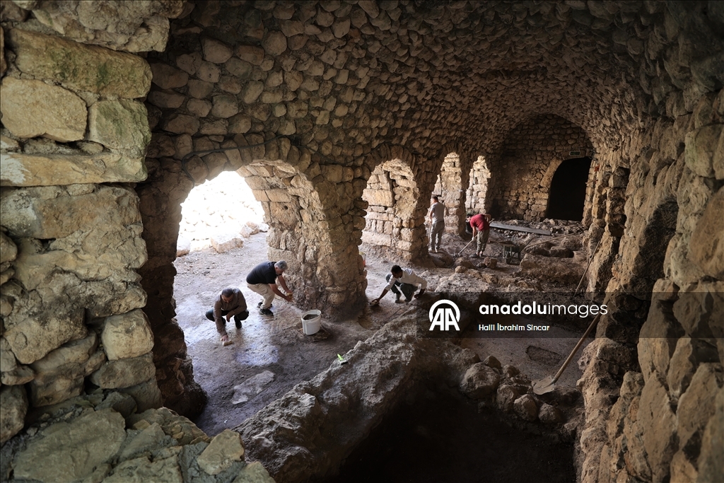 Mardin'de tarihi değirmen temizlenirken yaklaşık 1500 yıllık mozaik bulundu