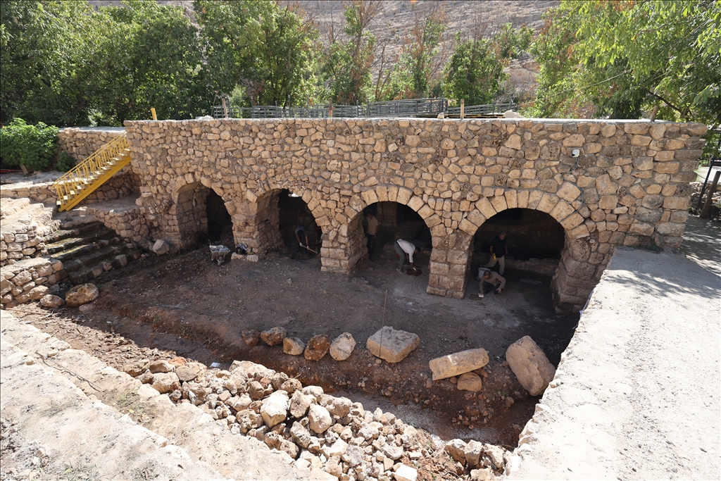 Mardin'de tarihi değirmen temizlenirken yaklaşık 1500 yıllık mozaik bulundu