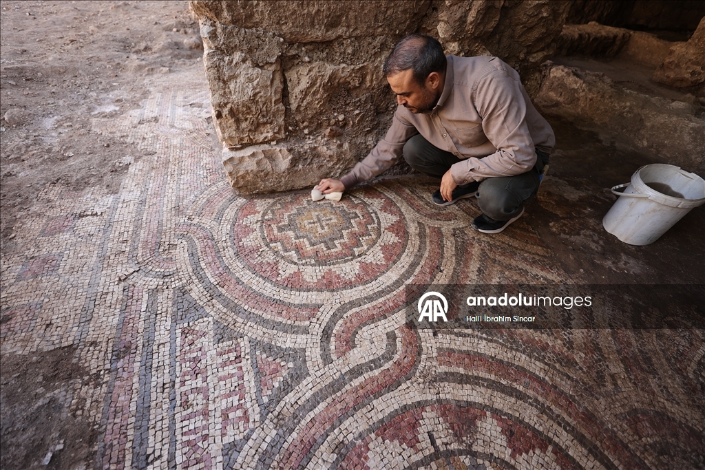 Mardin'de tarihi değirmen temizlenirken yaklaşık 1500 yıllık mozaik bulundu