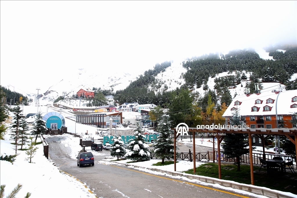 Erzurum'a ekim ayı ortasında yağan kar turizmcileri umutlandırdı