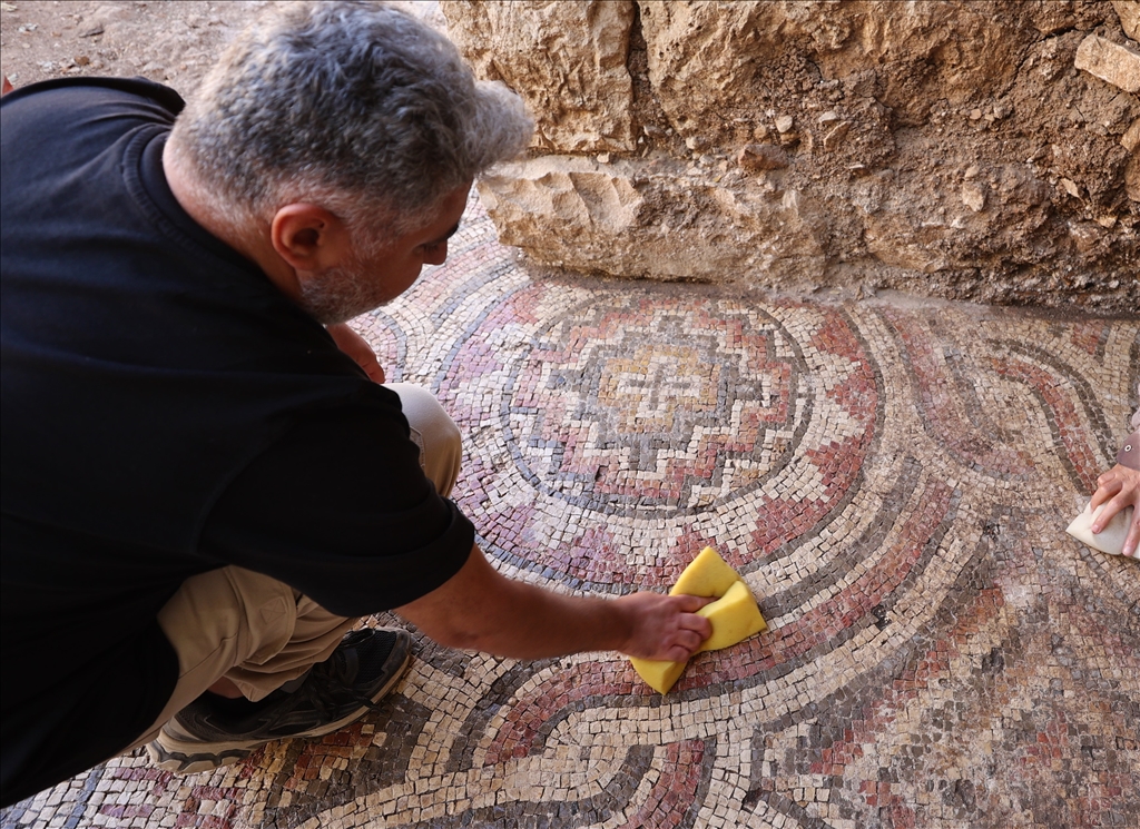 Mardin'de tarihi değirmen temizlenirken yaklaşık 1500 yıllık mozaik bulundu