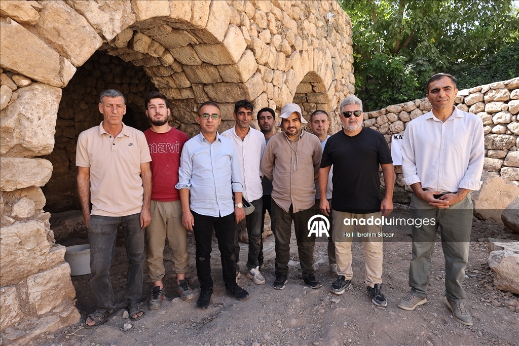 Mardin'de tarihi değirmen temizlenirken yaklaşık 1500 yıllık mozaik bulundu