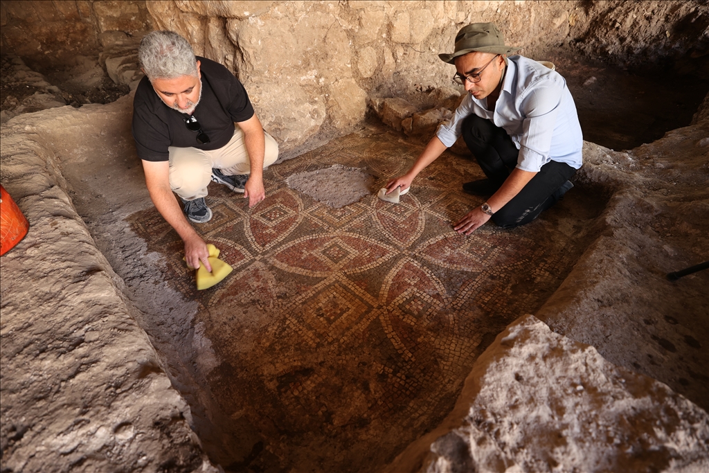 Mardin'de tarihi değirmen temizlenirken yaklaşık 1500 yıllık mozaik bulundu