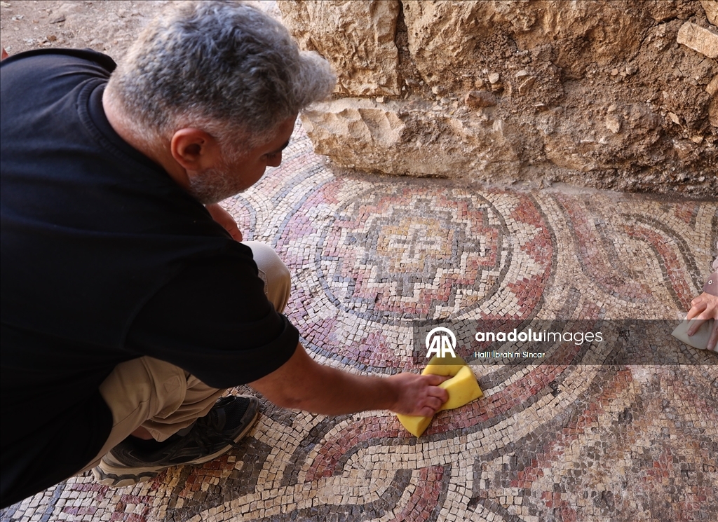 Mardin'de tarihi değirmen temizlenirken yaklaşık 1500 yıllık mozaik bulundu