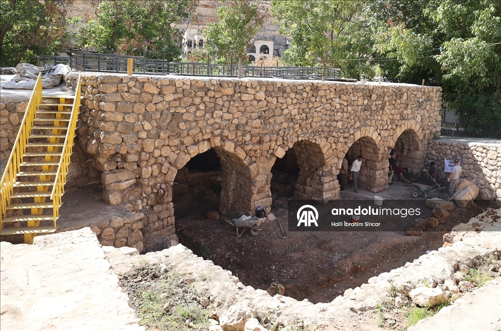 Mardin'de tarihi değirmen temizlenirken yaklaşık 1500 yıllık mozaik bulundu