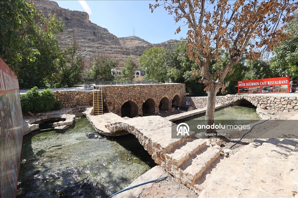 Mardin'de tarihi değirmen temizlenirken yaklaşık 1500 yıllık mozaik bulundu