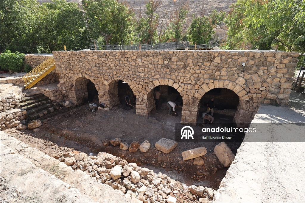 Mardin'de tarihi değirmen temizlenirken yaklaşık 1500 yıllık mozaik bulundu