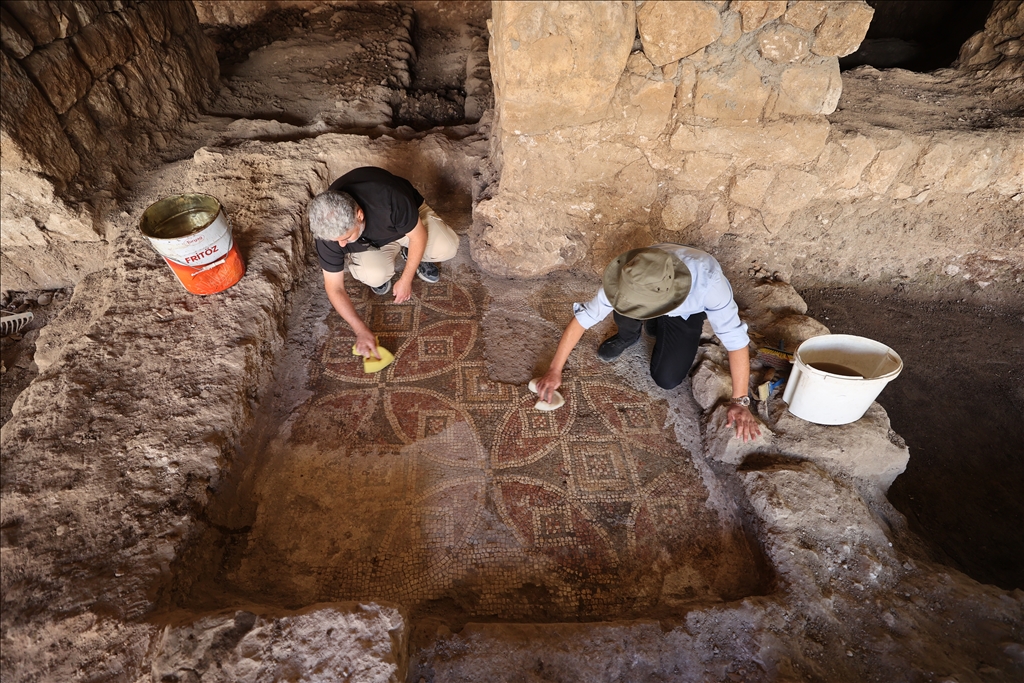 Mardin'de tarihi değirmen temizlenirken yaklaşık 1500 yıllık mozaik bulundu