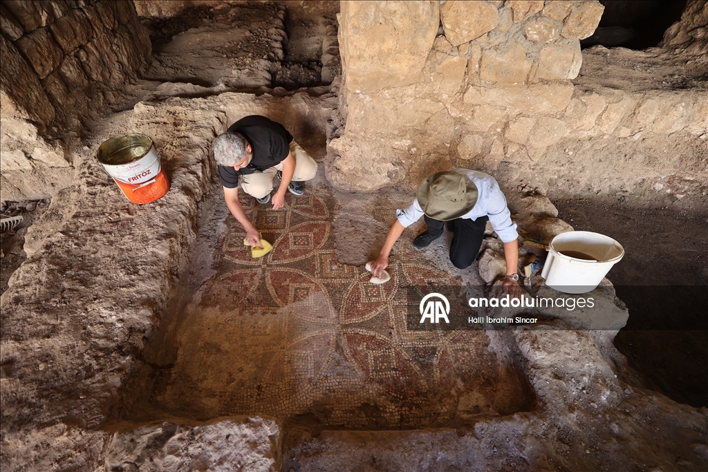 Mardin'de tarihi değirmen temizlenirken yaklaşık 1500 yıllık mozaik bulundu
