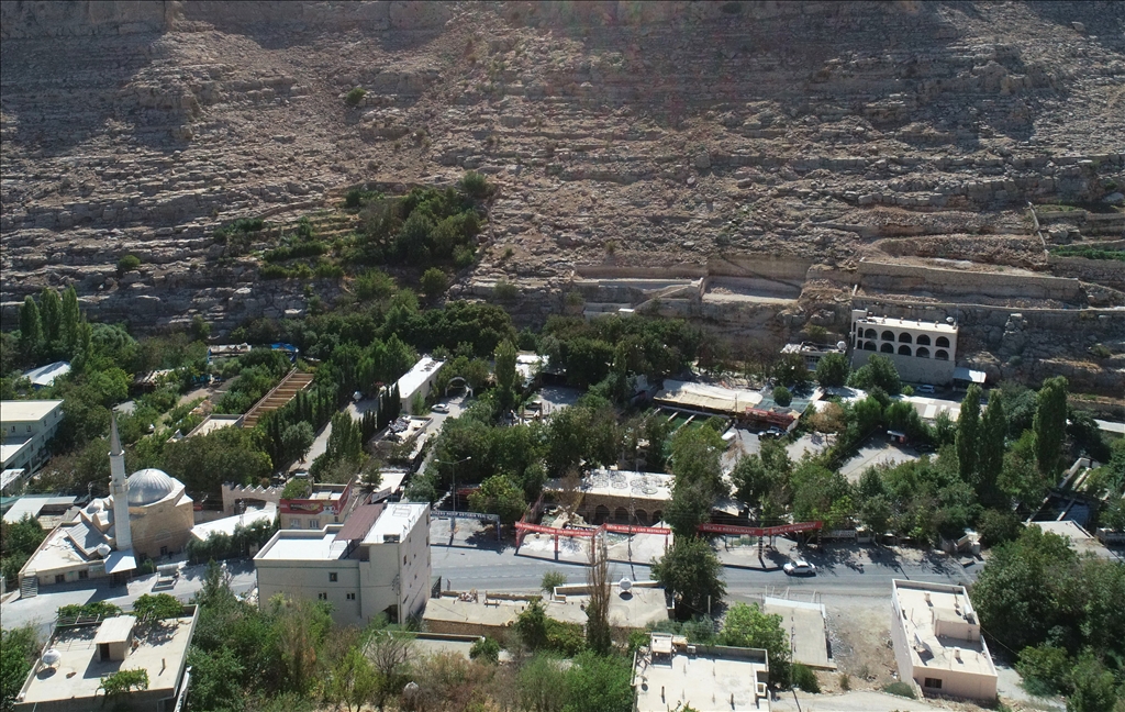 Mardin'de tarihi değirmen temizlenirken yaklaşık 1500 yıllık mozaik bulundu