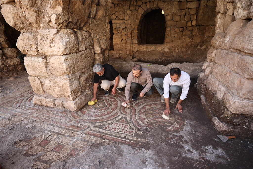 Mardin'de tarihi değirmen temizlenirken yaklaşık 1500 yıllık mozaik bulundu