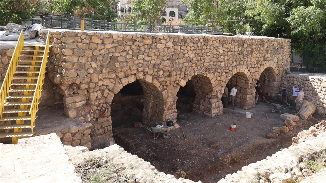 Mardin'de tarihi değirmen temizlenirken yaklaşık 1500 yıllık mozaik bulundu