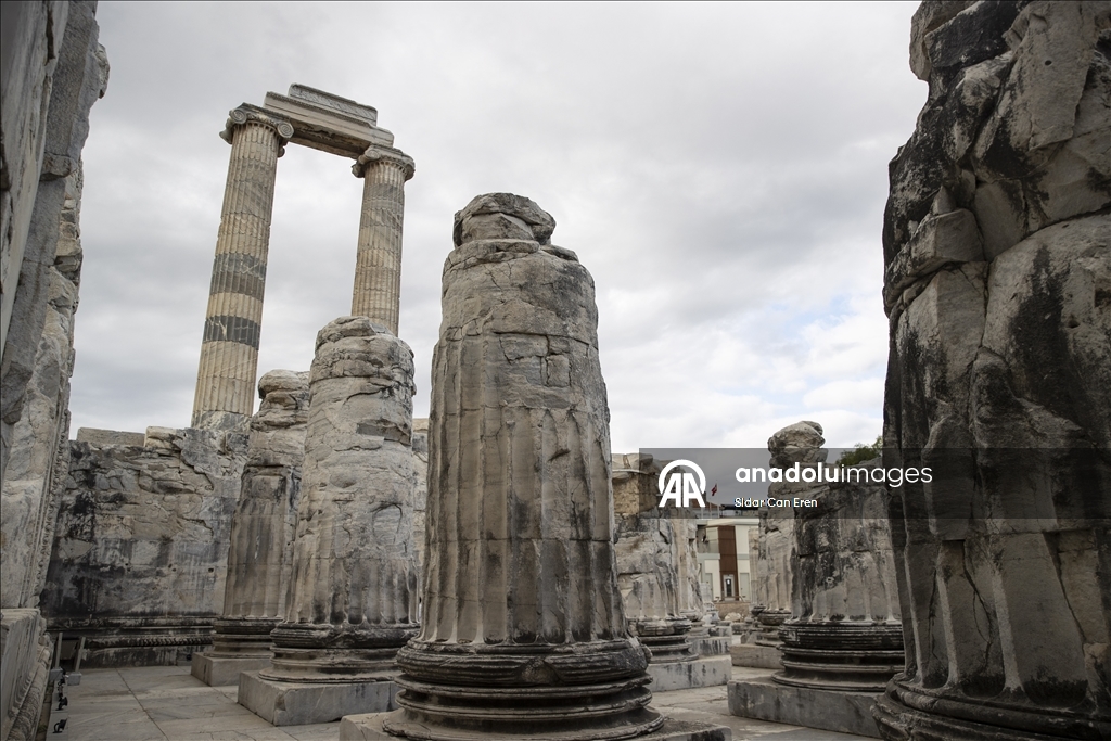 Apollon Tapınağı, görkemli mimarisi ve mitolojik hikayesiyle turistlerin rotasında bulunuyor
