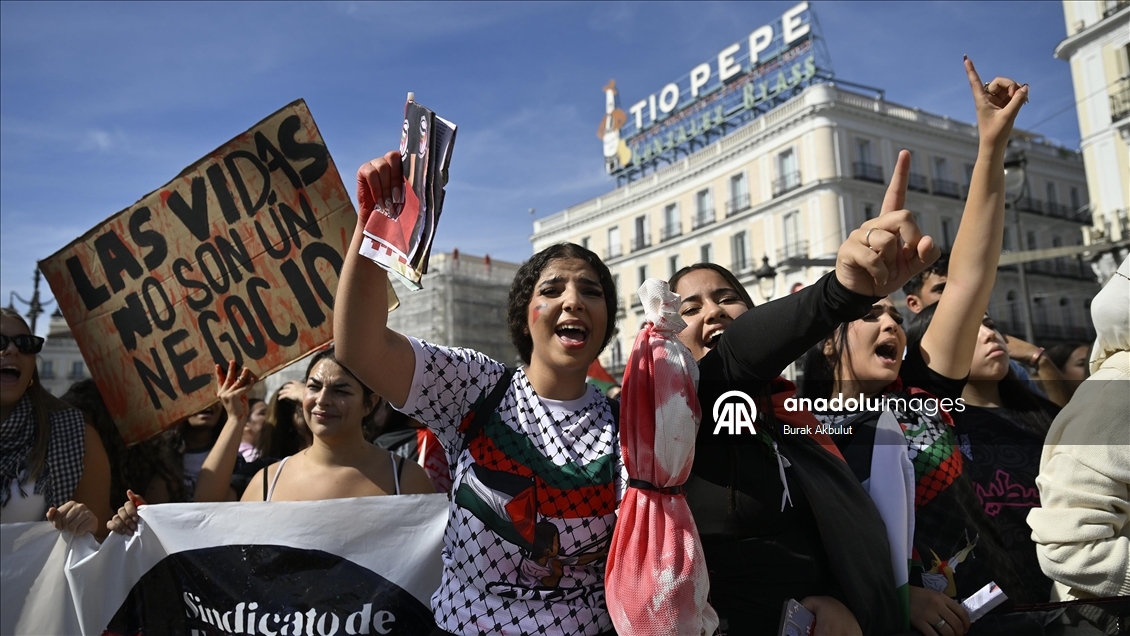 İspanya'da dersleri boykot eden binlerce öğrenci, meydanlara inerek İsrail'i protesto etti