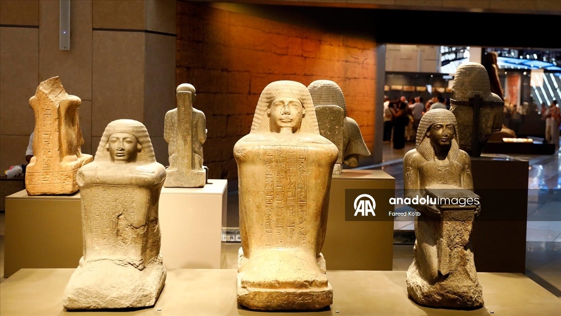 Giza'daki Büyük Mısır Müzesi, her yıl binlerce turist tarafından ziyaret ediliyor