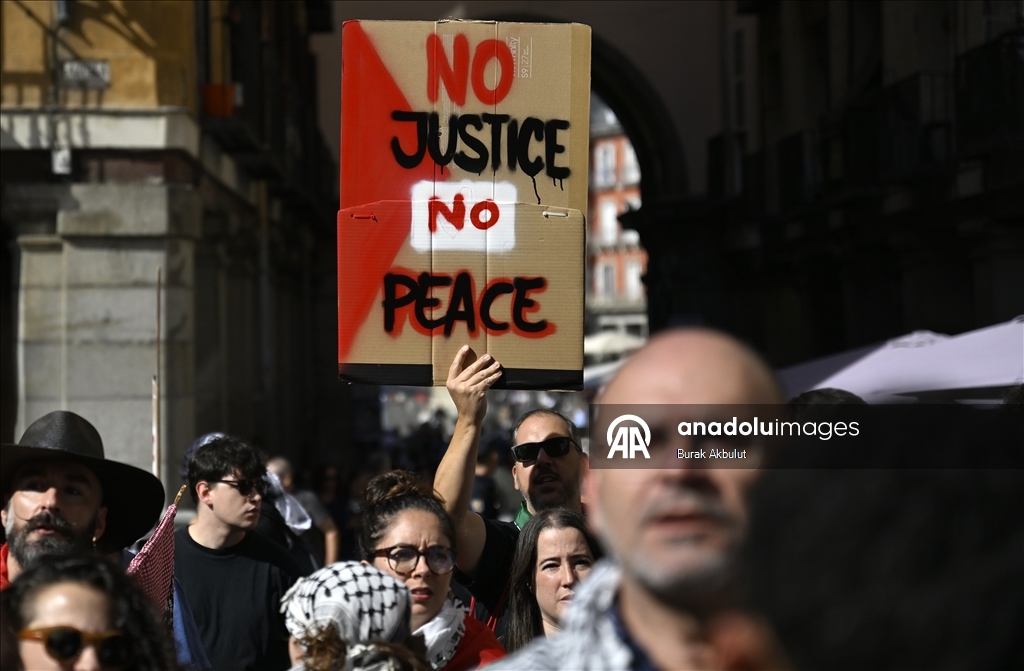 İspanya'da dersleri boykot eden binlerce öğrenci, meydanlara inerek İsrail'i protesto etti
