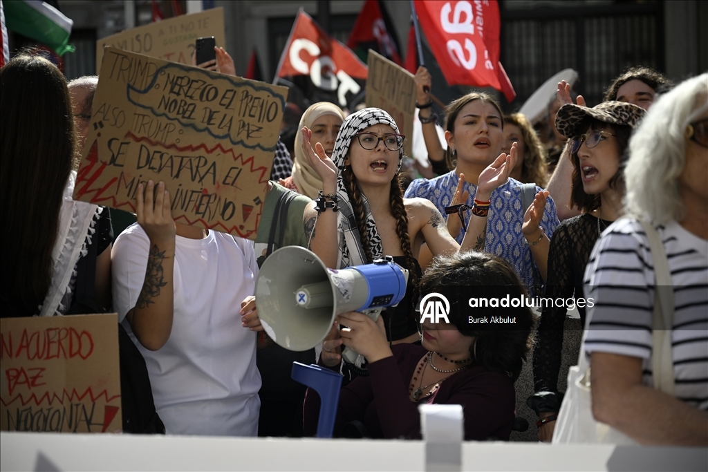 İspanya'da dersleri boykot eden binlerce öğrenci, meydanlara inerek İsrail'i protesto etti
