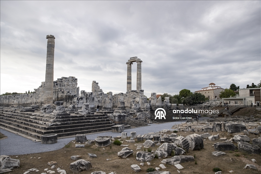 Apollon Tapınağı, görkemli mimarisi ve mitolojik hikayesiyle turistlerin rotasında bulunuyor