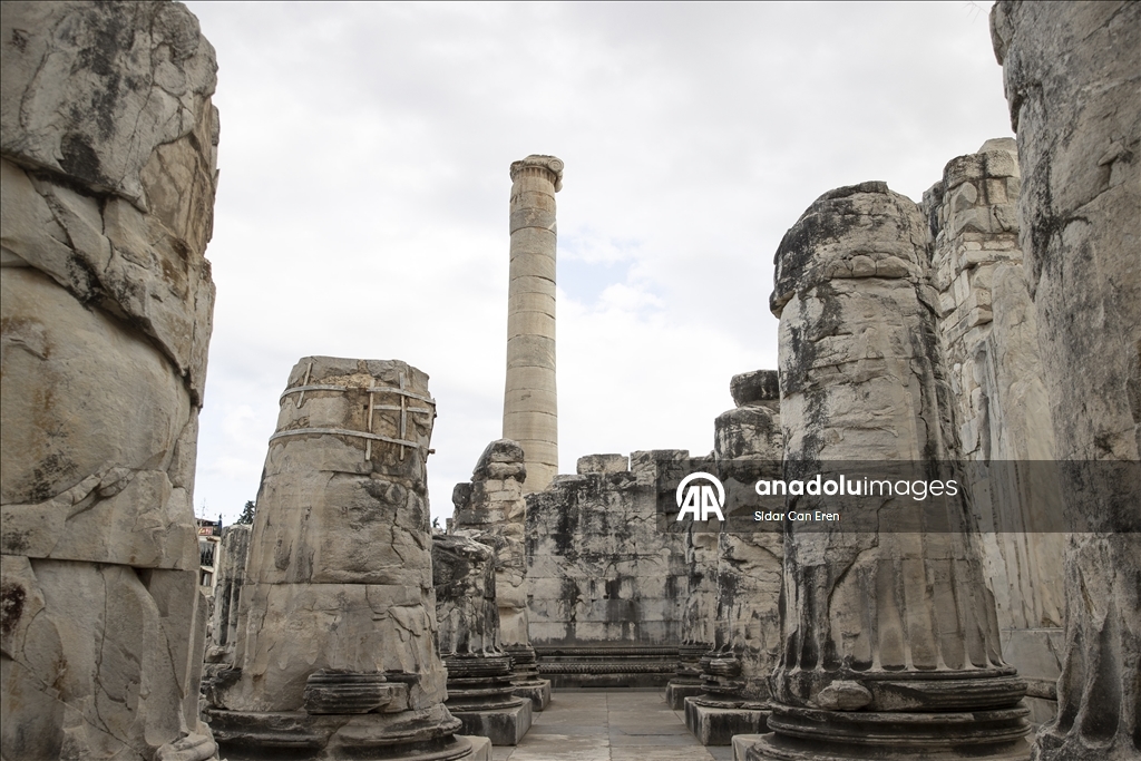 Apollon Tapınağı, görkemli mimarisi ve mitolojik hikayesiyle turistlerin rotasında bulunuyor