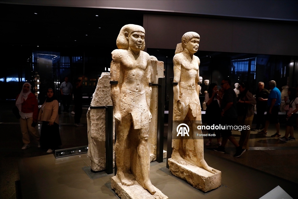 Giza'daki Büyük Mısır Müzesi, her yıl binlerce turist tarafından ziyaret ediliyor