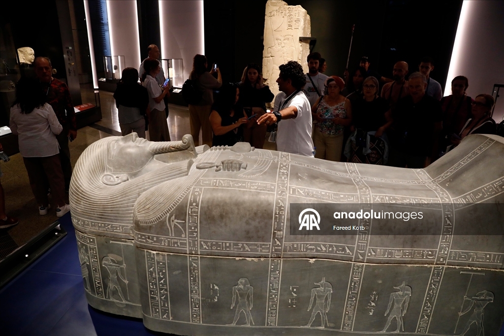 Giza'daki Büyük Mısır Müzesi, her yıl binlerce turist tarafından ziyaret ediliyor